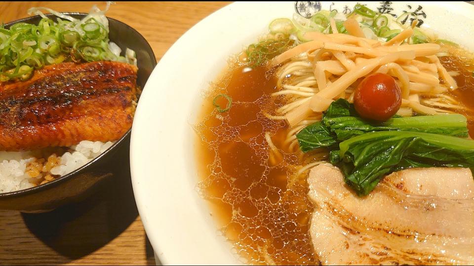 【2023年8月オープン】 
らぁ麺 善治 ZENJI 赤羽店
醤油らぁ麺 (900円)
＋名物うなぎ丼 (380円)
＠赤羽4分 
23209 (221,624)